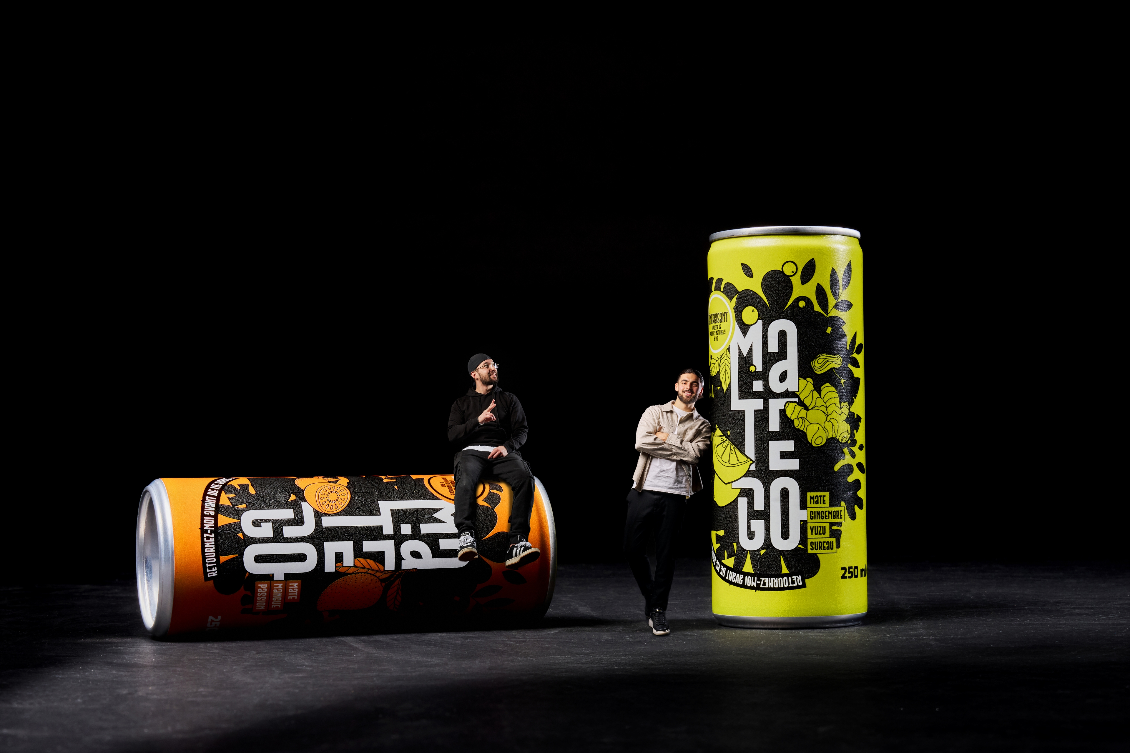Louis et Mehdi, fondateurs de MATEGO, posant avec les canettes géantes